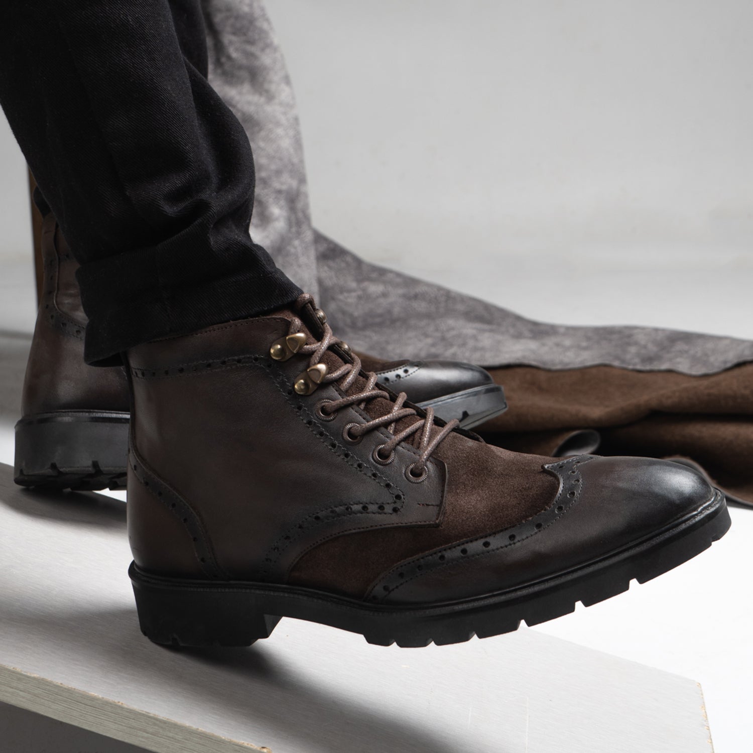 حذاء هاف بوت جلد