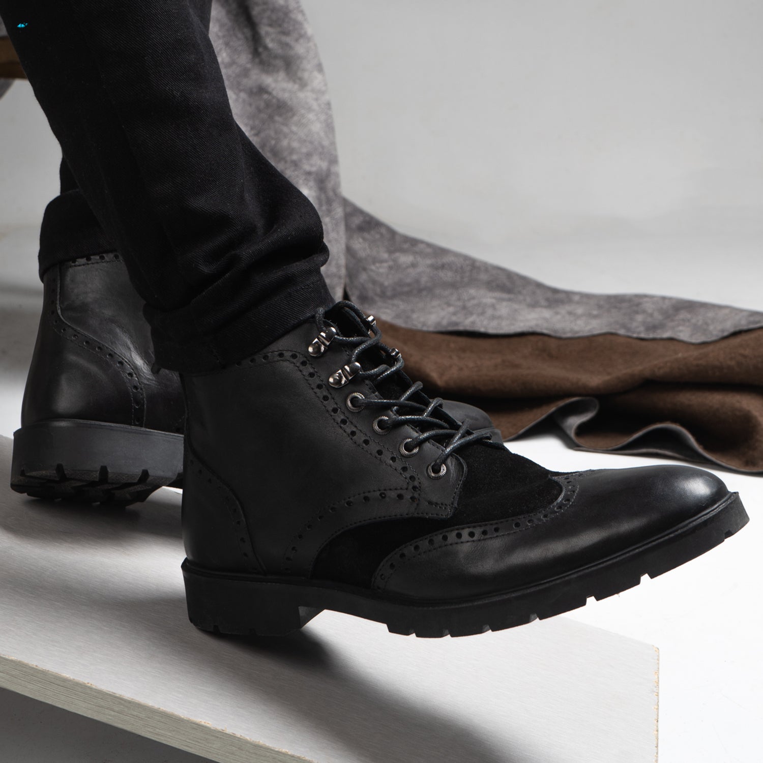 حذاء هاف بوت جلد